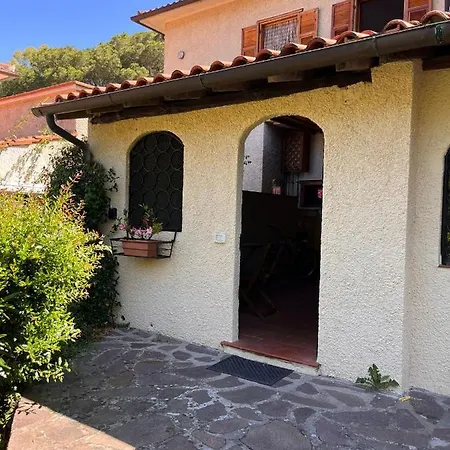 La Casina Di Checco Apartment *